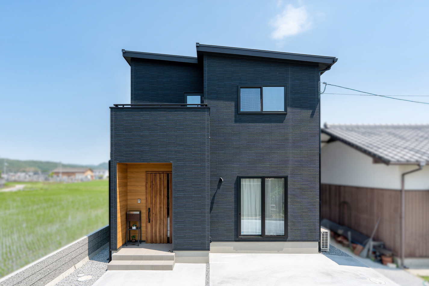 黒と木目がカッコイイ!! 暮らしやすいシンプルな家　N様邸